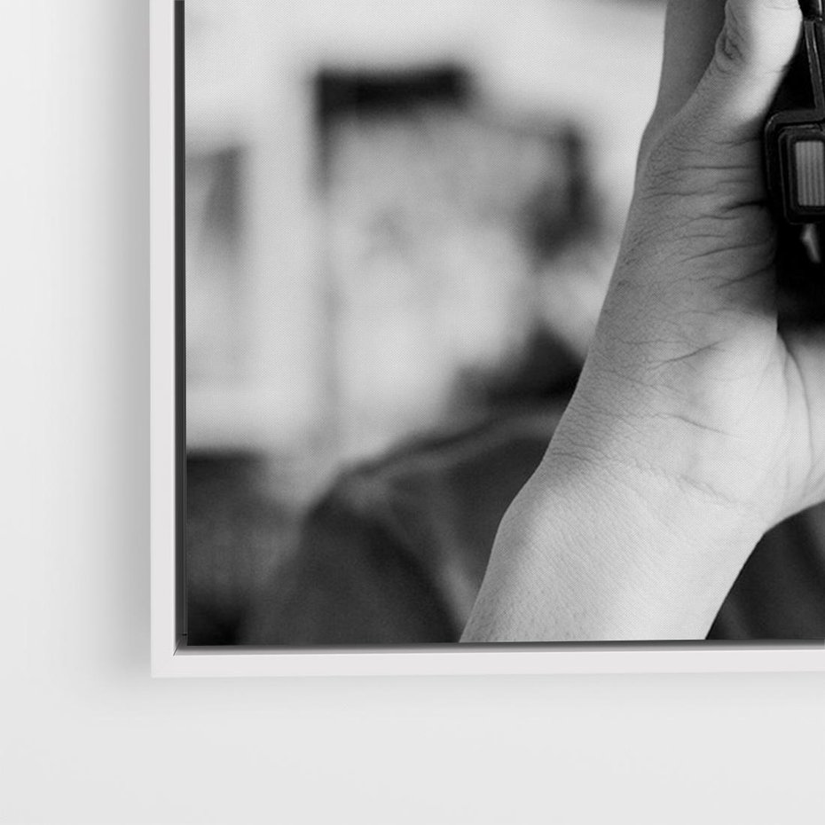 Obraz w ramie 120x80 - Mężczyzna za Aparatem - czarno białe zdjęcie, portret - rama biała