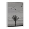 Obraz w ramie 80x120 - Samotne Drzewo - samotne drzewo w polu, czarno białe zdjęcie - rama biała