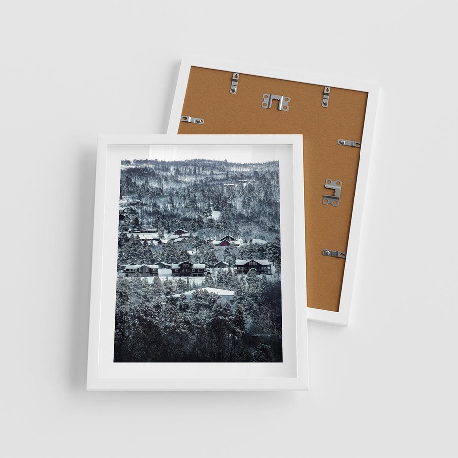 Plakat w ramie 40x50 - Domki w Chmurach - górski zimowy krajobraz, dommki na wzgórzach - rama biała