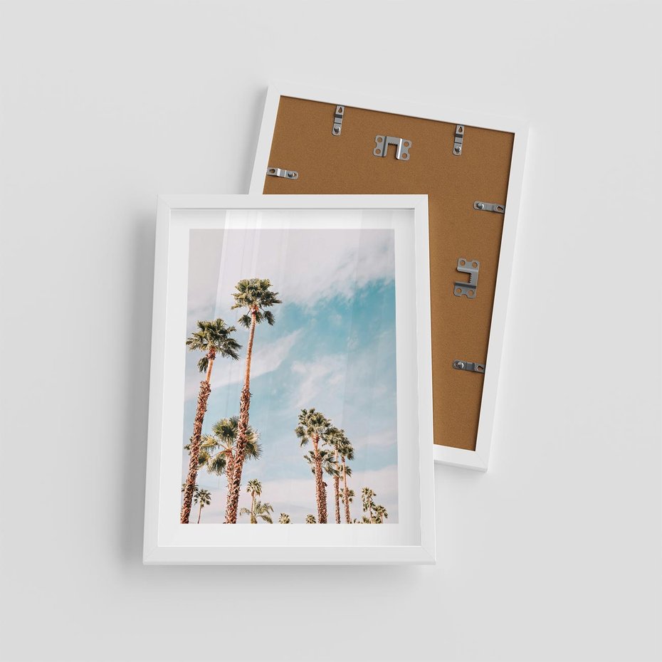 Plakat w ramie 30x40 - Tropikalna Sielskość: Palmy i Błękitne Niebo - palmy na tle błękitnego nieba - rama biała