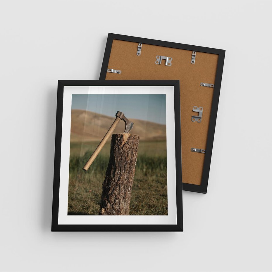 Plakat w ramie 40x50 - Lasowa siła w drewnie - las, siekiera - rama czarna