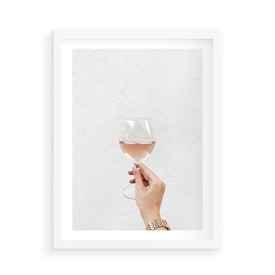 Plakat w ramie 50x70 - Kobieca Dłoń i Różowe Wino - kieliszek różowego wina, kobieca dłoń - rama biała