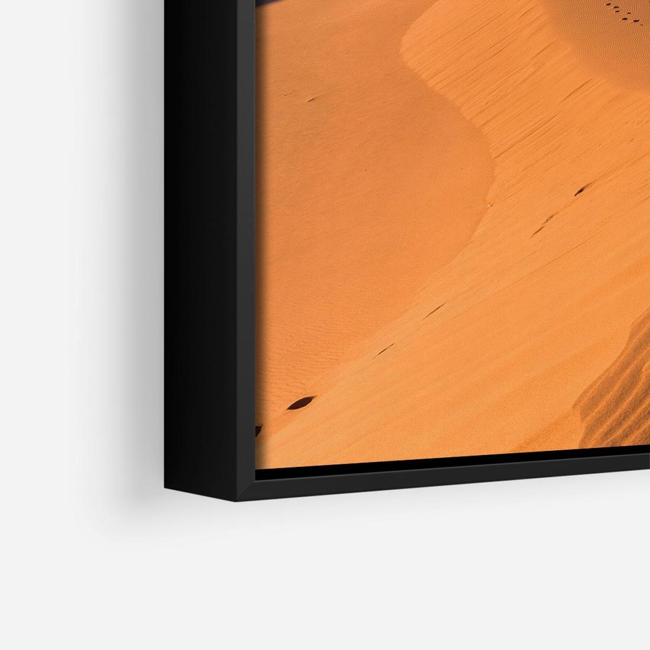 Obraz w ramie 50x50 - Piasek pustyni wędruje - pustynia, piasek - rama czarna