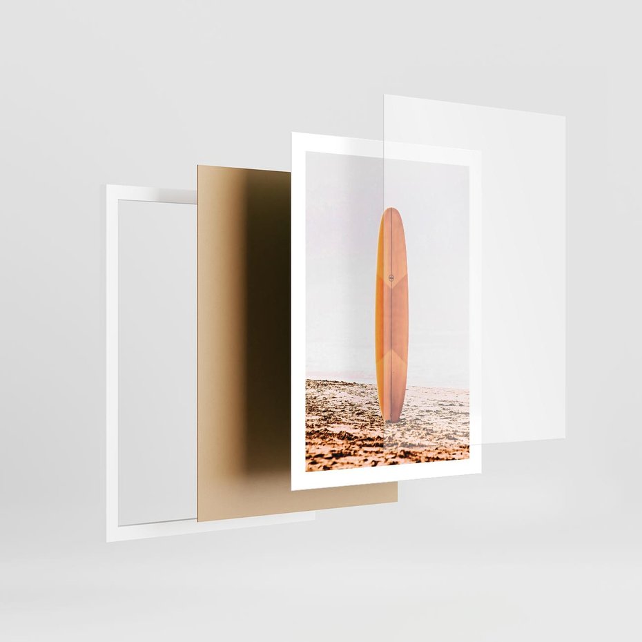 Plakat w ramie 50x70 - Deska w Piasku: Gotowa na Fale - plaża, pomarańczowa deska surfingowa wbita w piasek - rama biała