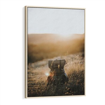 Obraz w ramie 80x120 - Podróżniczy bukiet na łące - plecak, podróż - rama drewno