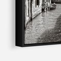 Obraz w ramie 50x70 - Weneckie Kanały - czarno białe zdjęcie, wenecja - rama czarna