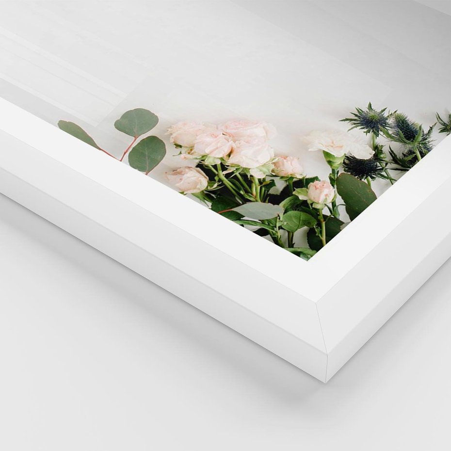 Plakat w ramie 50x70 - Kompozycja z Białych Róż i Eukaliptusa - kompozycja z białych kwiatów na białym tle, róże - rama biała