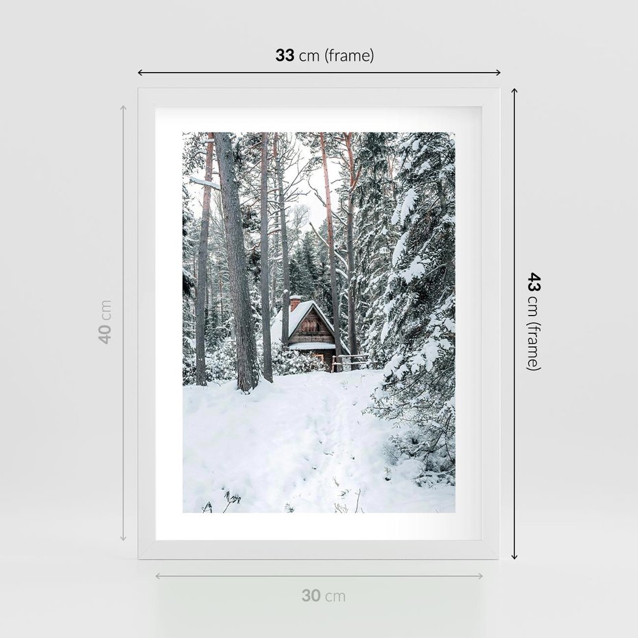 Plakat w ramie 30x40 - Spokój Zimowej Przygody w Lesie - domek w górach w lesie, zima - rama biała
