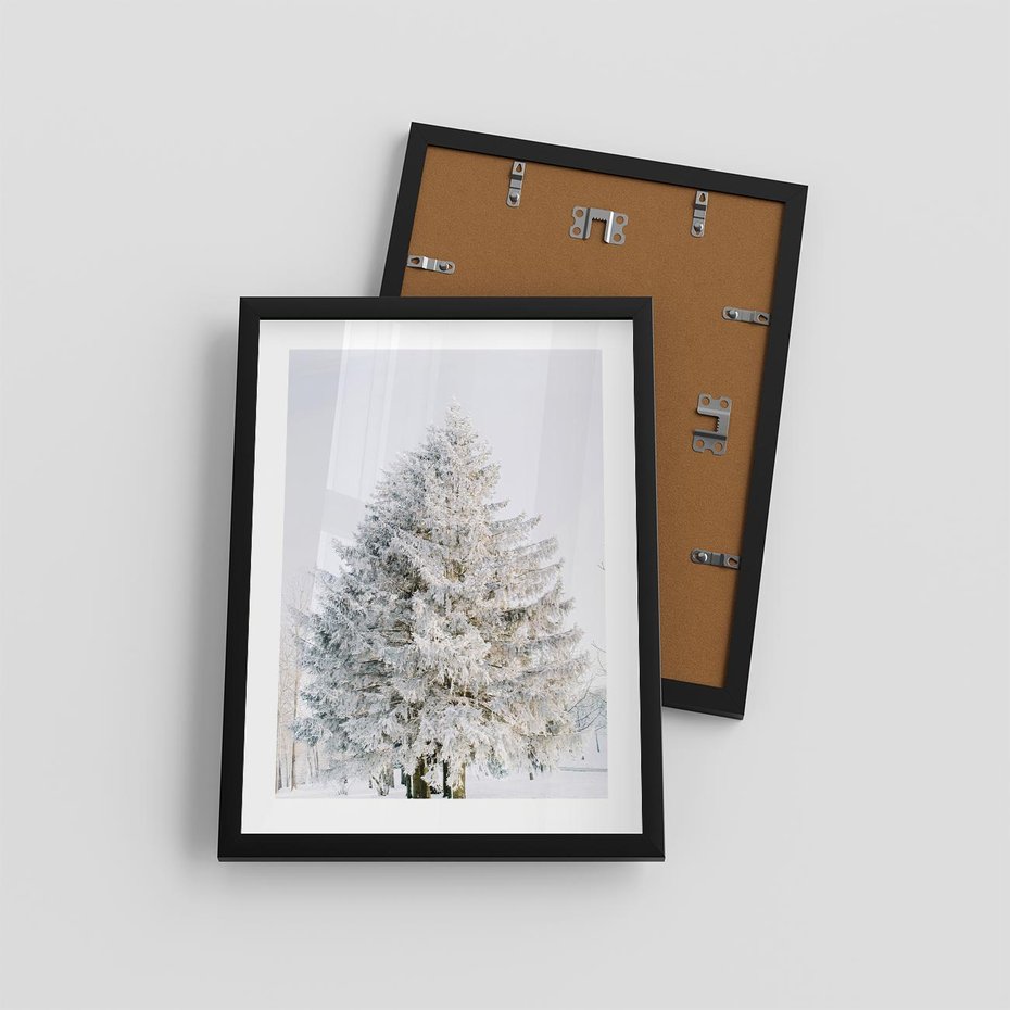 Plakat w ramie 30x40 - Zimowa Poezja w Ośnieżonym Drzewie - ośnieżone drzewo, zima - rama czarna