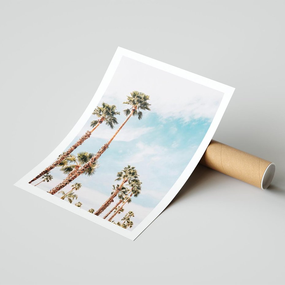 Plakat bez ramy 21x30 - Tropikalna Sielskość: Palmy i Błękitne Niebo - palmy na tle błękitnego nieba