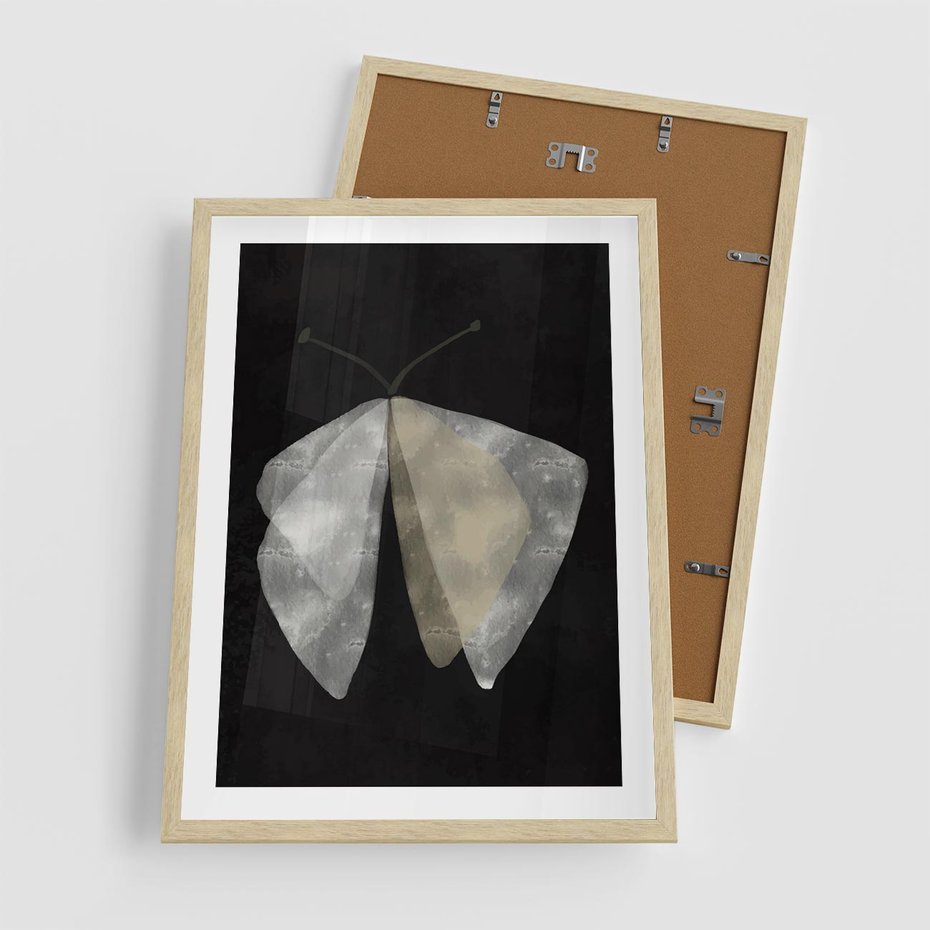 Plakat w ramie 50x70 - Obce Powidoki - abstrakcyjna ćma, mroczna atmosfera - rama drewno