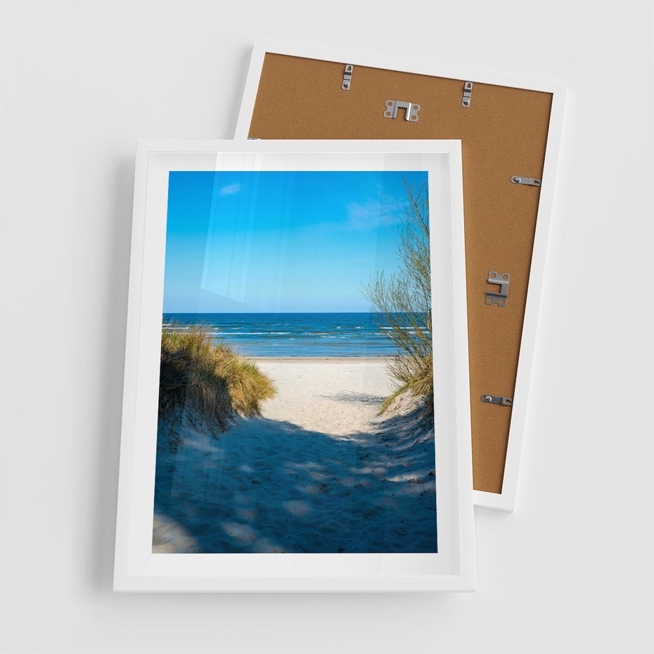 Plakat w ramie 50x70 - Spokój nad brzegiem morza - plaża, morze - rama biała