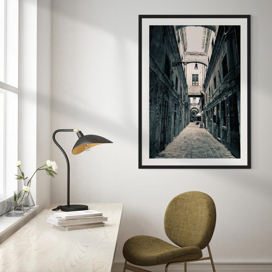 Plakat bez ramy 30x40 - Odkryj tajemnice miasta - uliczka, perspektywa