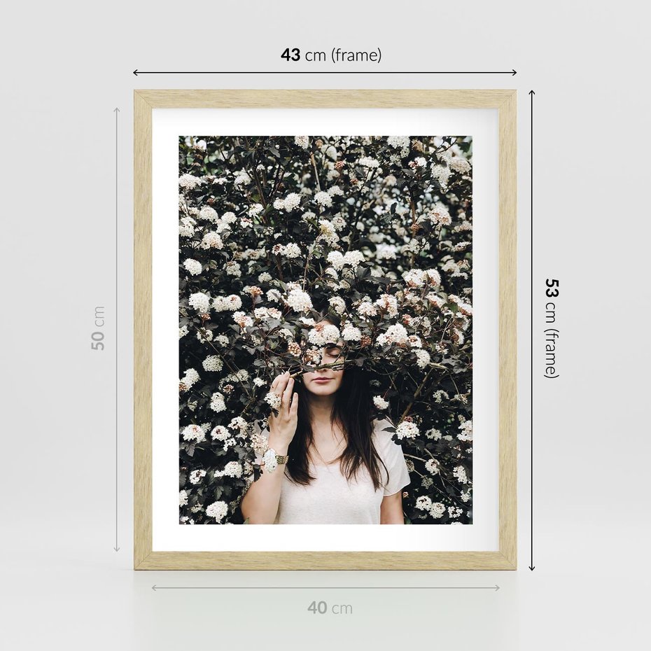 Plakat w ramie 40x50 - Kobieta w Krzewie Kwiatów - krzak z kwiatami, schowana za nim kobieta - rama drewno