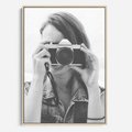 Obraz w ramie 50x70 - Zrób mi Zdjęcie - fotografia, kobieta z aparatem - rama drewno