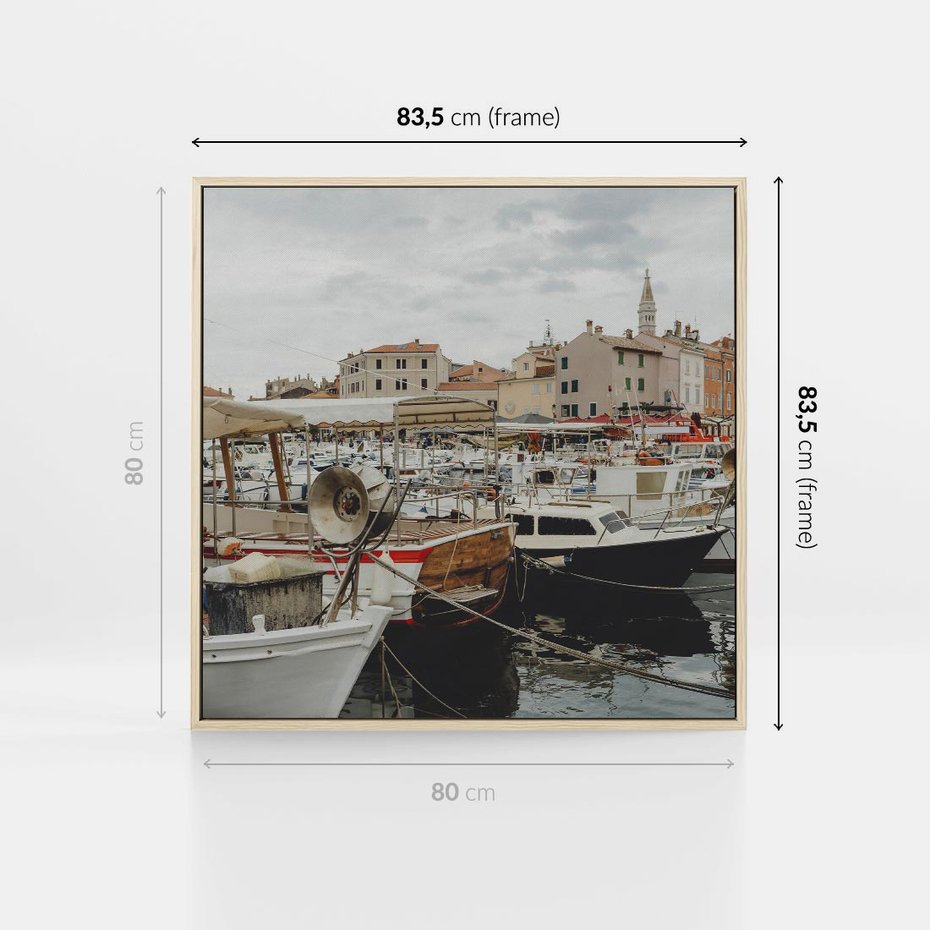 Obraz w ramie 80x80 - Malowniczy Krajobraz Morski - morze, łódki - rama drewno