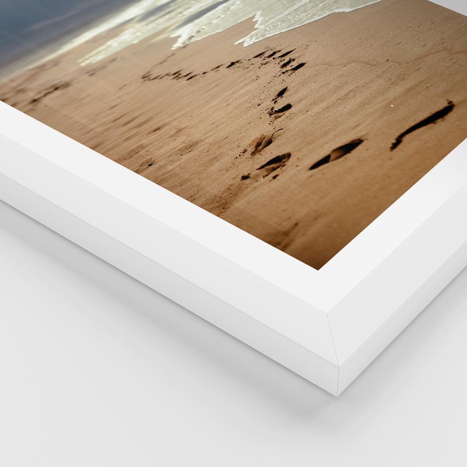 Plakat w ramie 30x40 - Ślady stóp na plaży - plaża, ślady - rama biała