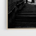 Obraz w ramie 70x100 - Ukryta Uliczka - czarno białe zdjęcie, schody - rama drewno