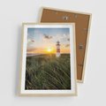 Plakat w ramie 50x70 - Magia latarni przy zachodzie - latarnia, zachód - rama drewno