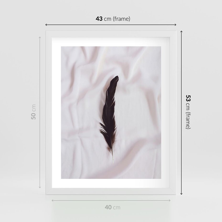 Plakat w ramie 40x50 - Prosta Elegancja - czarne pióro na białej pościeli, minimalizm - rama biała