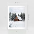 Plakat w ramie 40x50 - Ujęcie zimy w Górach - domek w górach w zimie, śnieg - rama biała