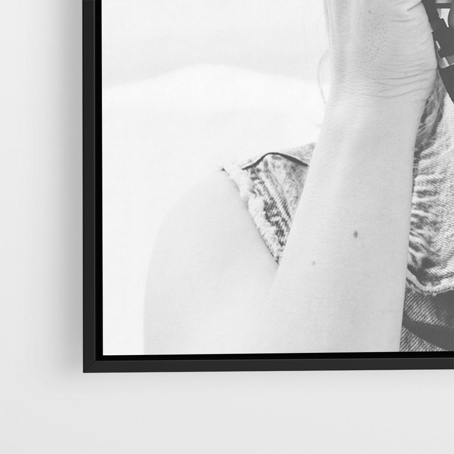 Obraz w ramie 100x70 - Zrób mi Zdjęcie - fotografia, kobieta z aparatem - rama czarna