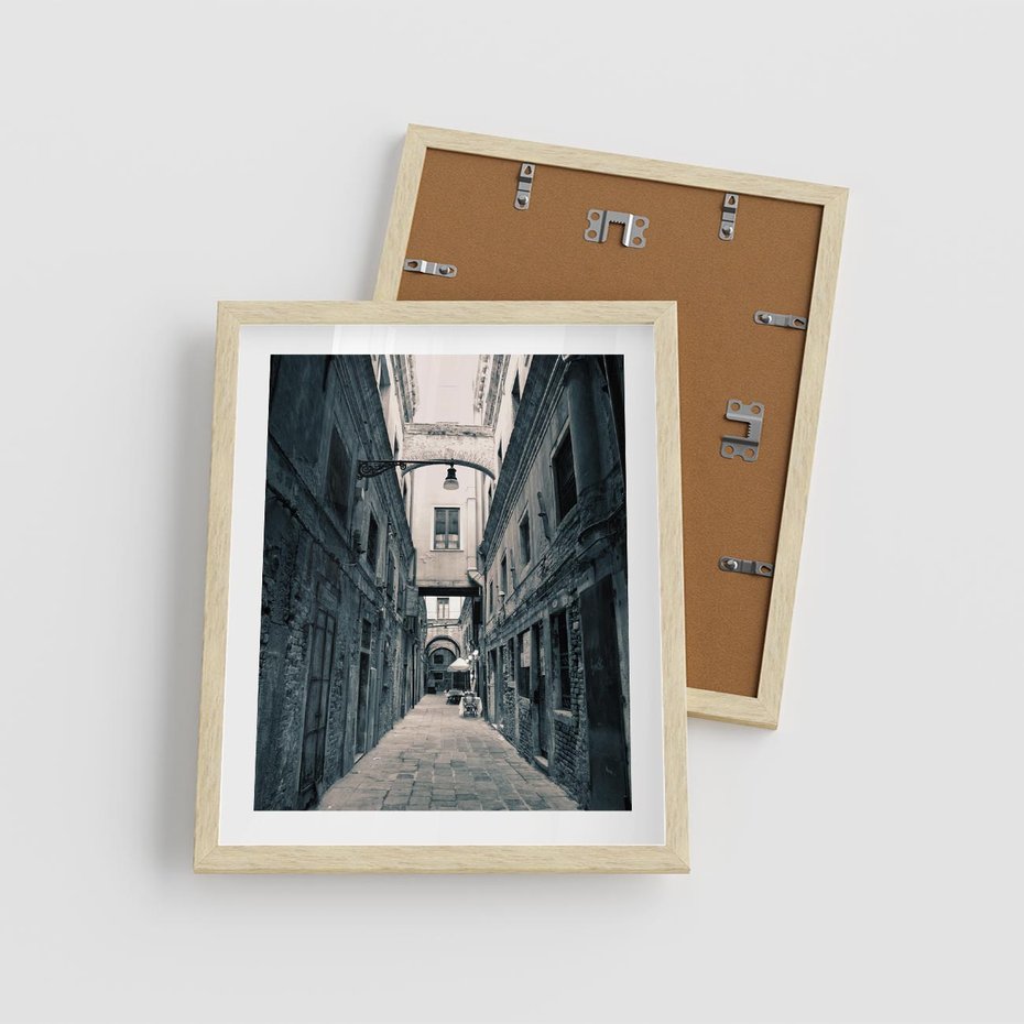 Plakat w ramie 40x50 - Odkryj tajemnice miasta - uliczka, perspektywa - rama drewno