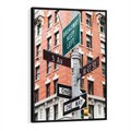 Obraz w ramie 70x100 - Namiastka wielkiego miasta - Nowy Jork, drogowskaz - rama czarna