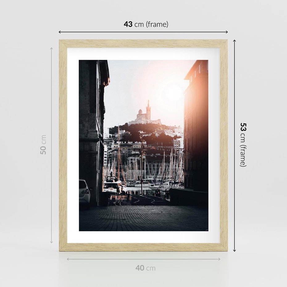 Plakat w ramie 40x50 - Światło Portowe - czarno białe zdjecie, uliczka w nadmorskim mieście - rama drewno