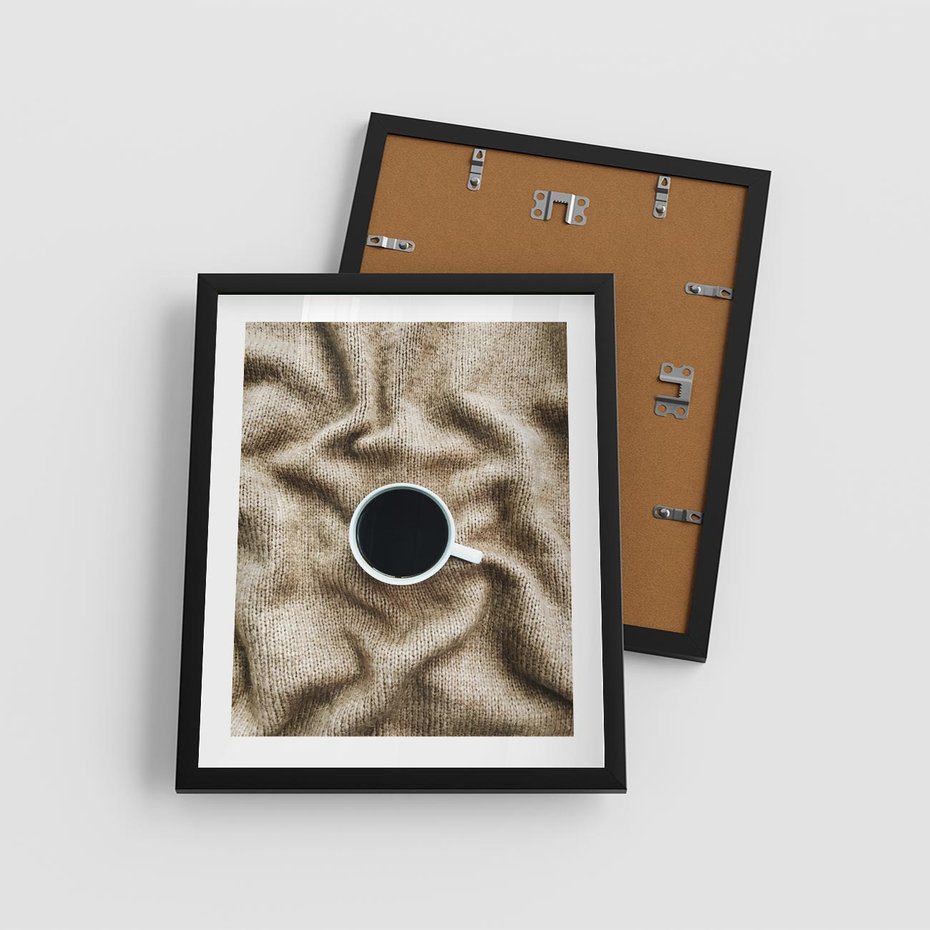 Plakat w ramie 40x50 - Filiżanka Kawy na Brązowym Kocu - kawa, czarna kawa - rama czarna