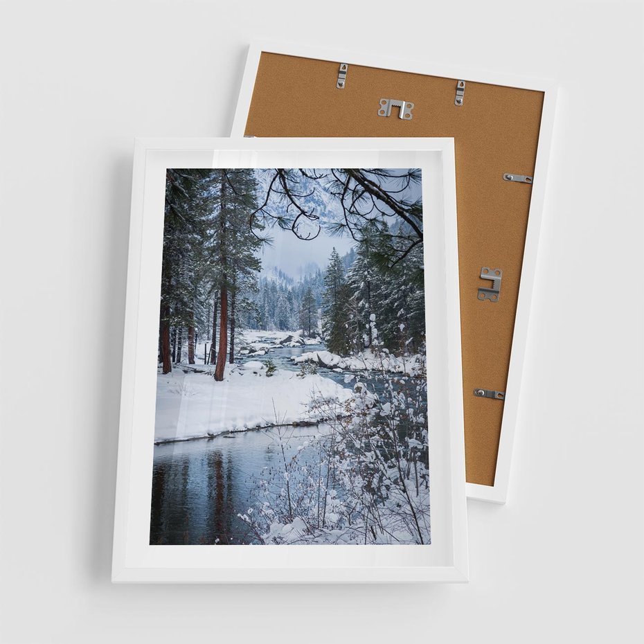 Plakat w ramie 50x70 - Śnieżne cuda - zima, las - rama biała
