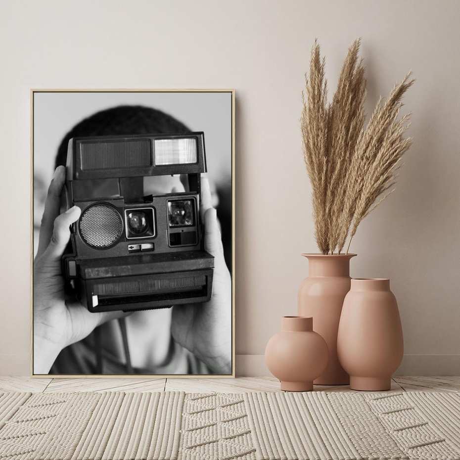 Obraz w ramie 80x120 - Mężczyzna za Aparatem - czarno białe zdjęcie, portret - rama drewno