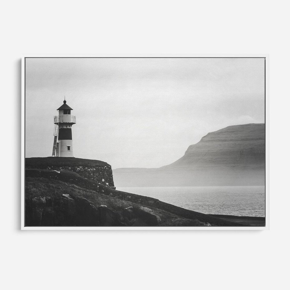 Obraz w ramie 120x80 - Melancholia Północy - czarnobiała fotografia, nadmorska latarnia na klifie - rama biała