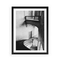Plakat w ramie 50x70 - Po Schodach w Dół - czarno białą fotgrafia, zakręcone schody w starek kamienicy - rama czarna