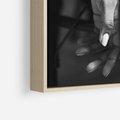 Obraz w ramie 50x50 - Splątane Uczucia - czarno biała fotografia, artystyczna - rama drewno