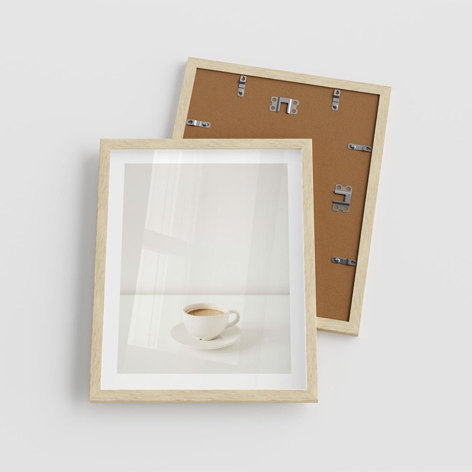 Plakat w ramie 40x50 - Kawa w Prostocie - kawa w filizance, białe tłó - rama drewno