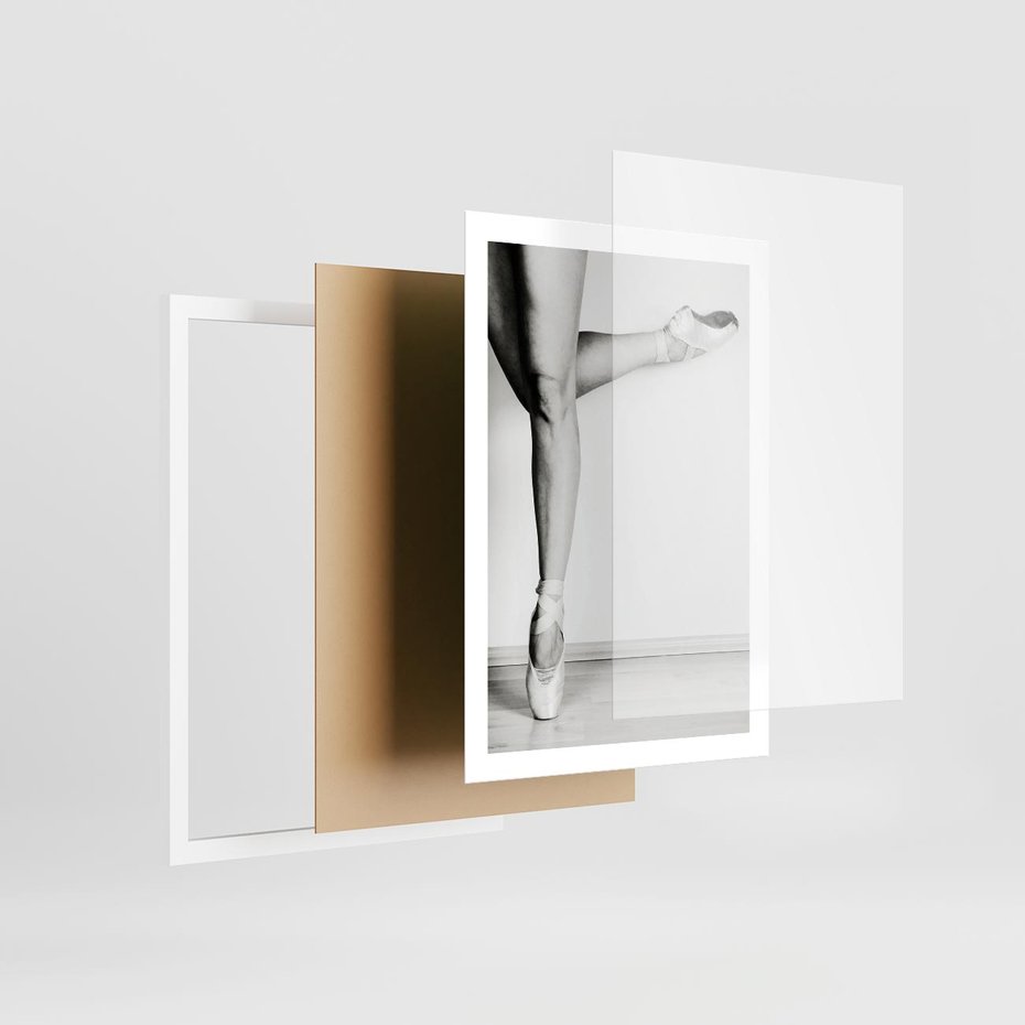 Plakat w ramie 50x70 - Tańcząca Delikatność - artystyczne zdjęcie, odcienie szarości - rama biała