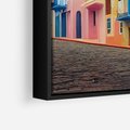 Obraz w ramie 70x100 - Ekspresja marzeń i tęsknot - pastelowe kolorowe budynki, wzdłuż ulicy - rama czarna