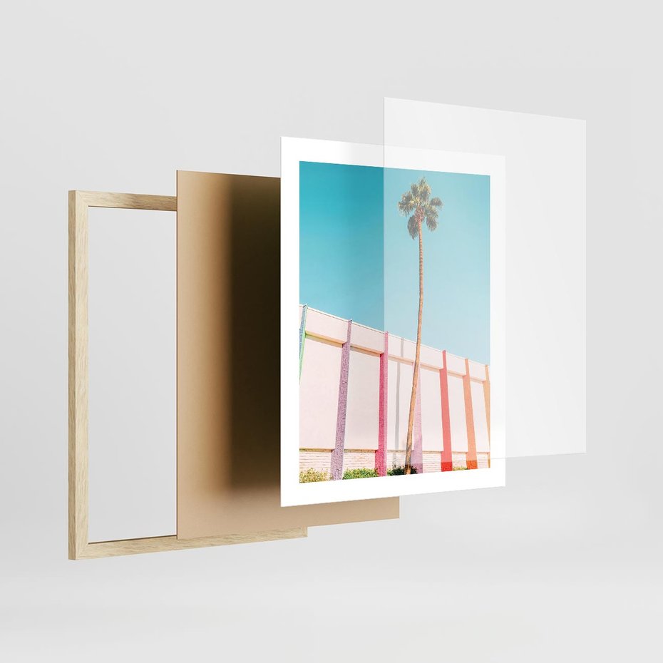 Plakat w ramie 40x50 - Tropikalny Kontrast - palma na tle błękitnego nieba, kolorowy mur - rama drewno