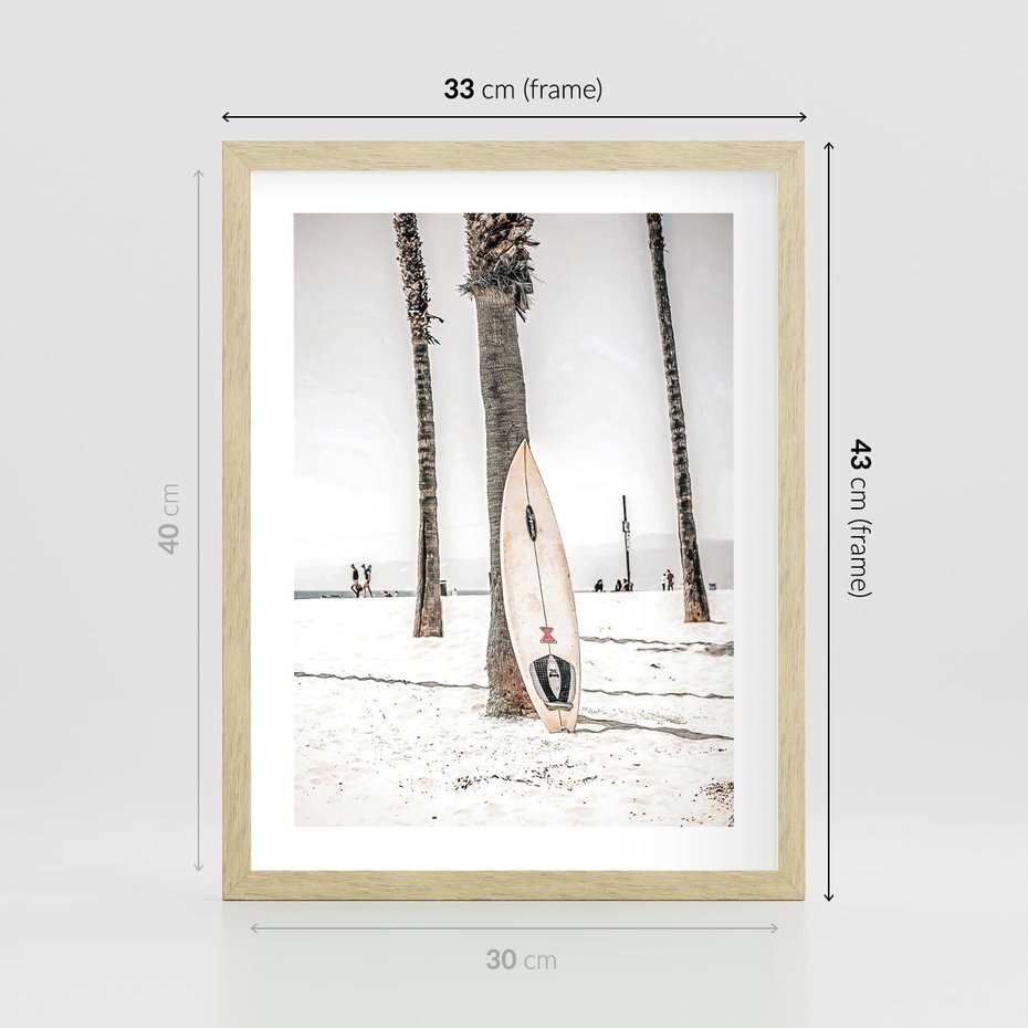 Plakat w ramie 30x40 - Plażowy Relaks - deska surfingowa, oparta o palmę - rama drewno