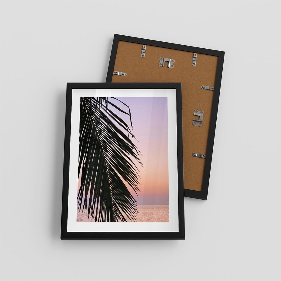Plakat w ramie 30x40 - Liście Palmy nad Morzem - zachód słońca, liście palmy na tle nieba i morza - rama czarna