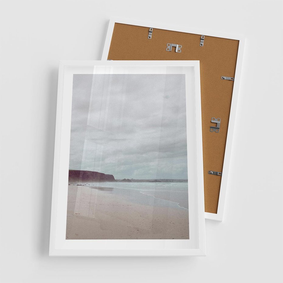 Plakat w ramie 50x70 - Mglista Plaża - plaża, mglisty krajobraz - rama biała