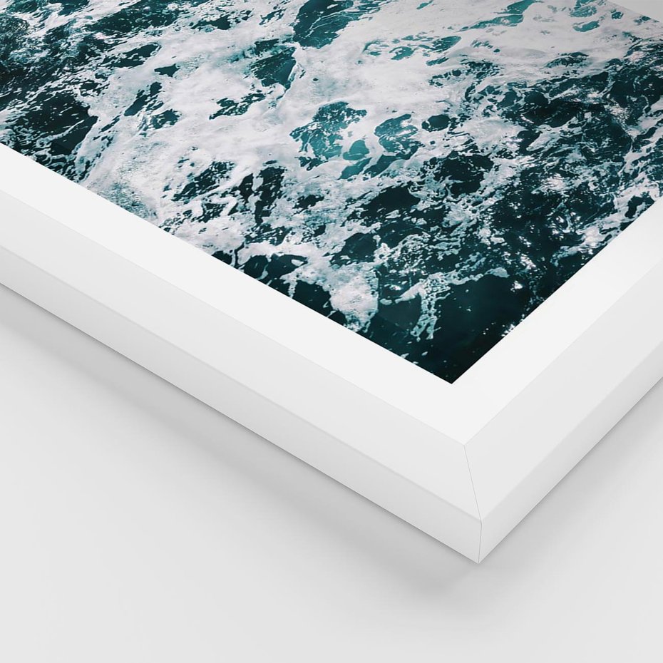 Plakat w ramie 30x40 - Potęga Natury: Wzburzone Fale Oceanu - wzburzone fale oceanu - rama biała