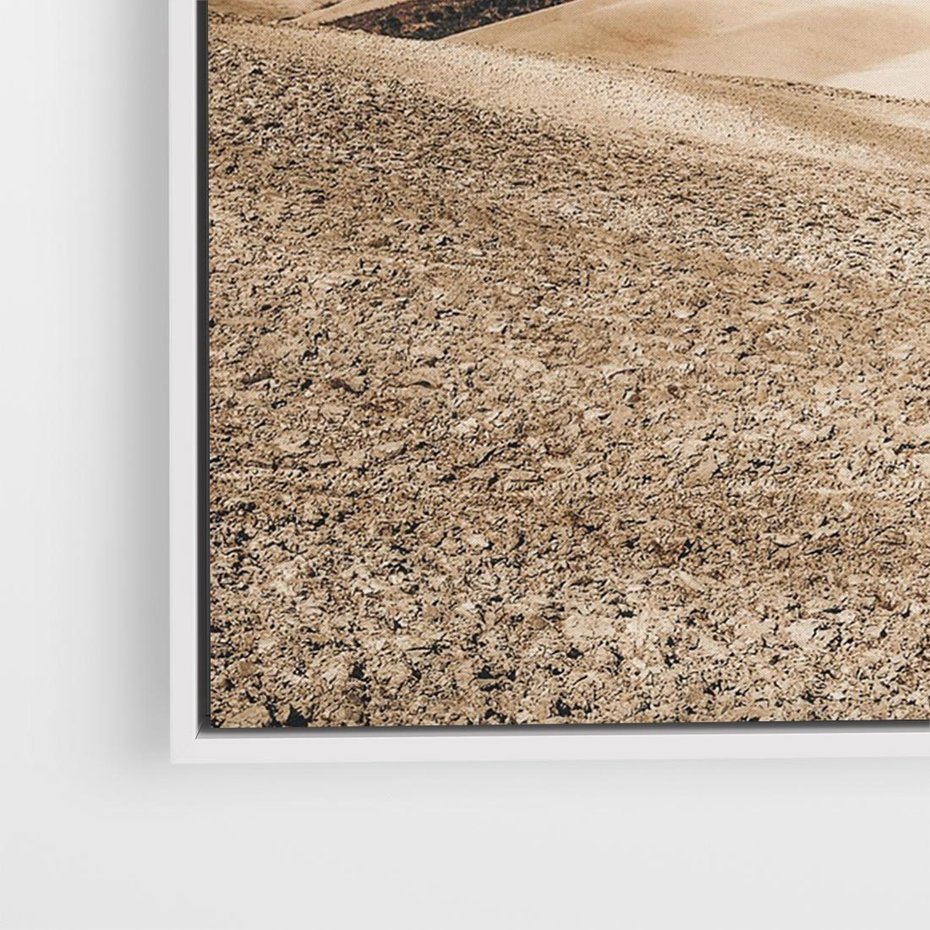 Obraz w ramie 120x80 - Refleksyjny taniec myśli - pustynny krajobraz, odcienie sepii - rama biała