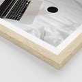 Plakat w ramie 50x70 - Relaks w Łóżku: Kawa i Laptop w Pościeli - komputer, na łóżku - rama drewno