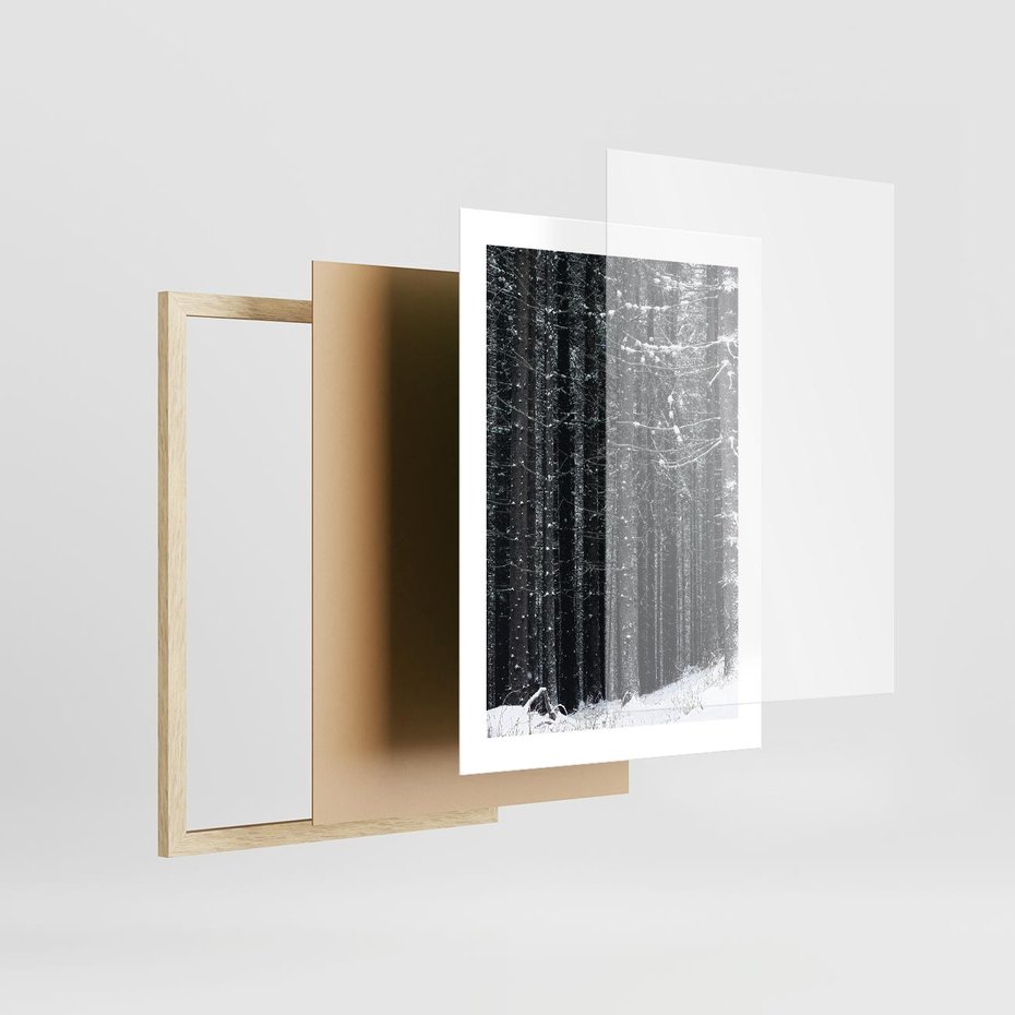 Plakat w ramie 30x40 - Leśna Cisza: Malowniczy Pejzaż Zimą - las zimą, ośnieżone pnie drzew - rama drewno
