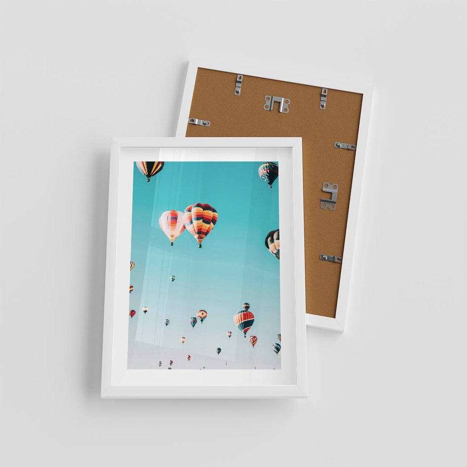 Plakat w ramie 30x40 - Balonowa Ekscytacja - balony latają w powietrzu, wyścigi balonów - rama biała