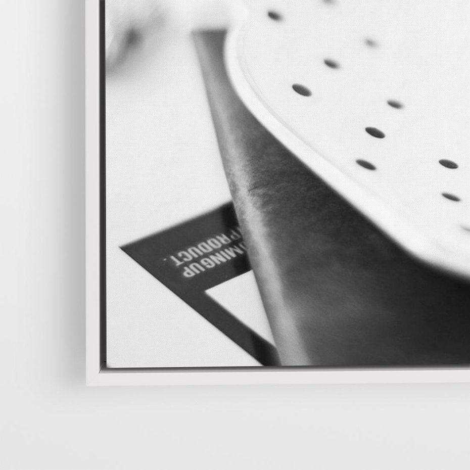 Obraz w ramie 70x50 - Makaroniki w Szarości - czarno biała fotografia, plakat - rama biała