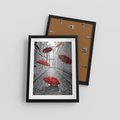 Plakat w ramie 30x40 - Parasole w malowniczej uliczce - parasole, uliczka - rama czarna