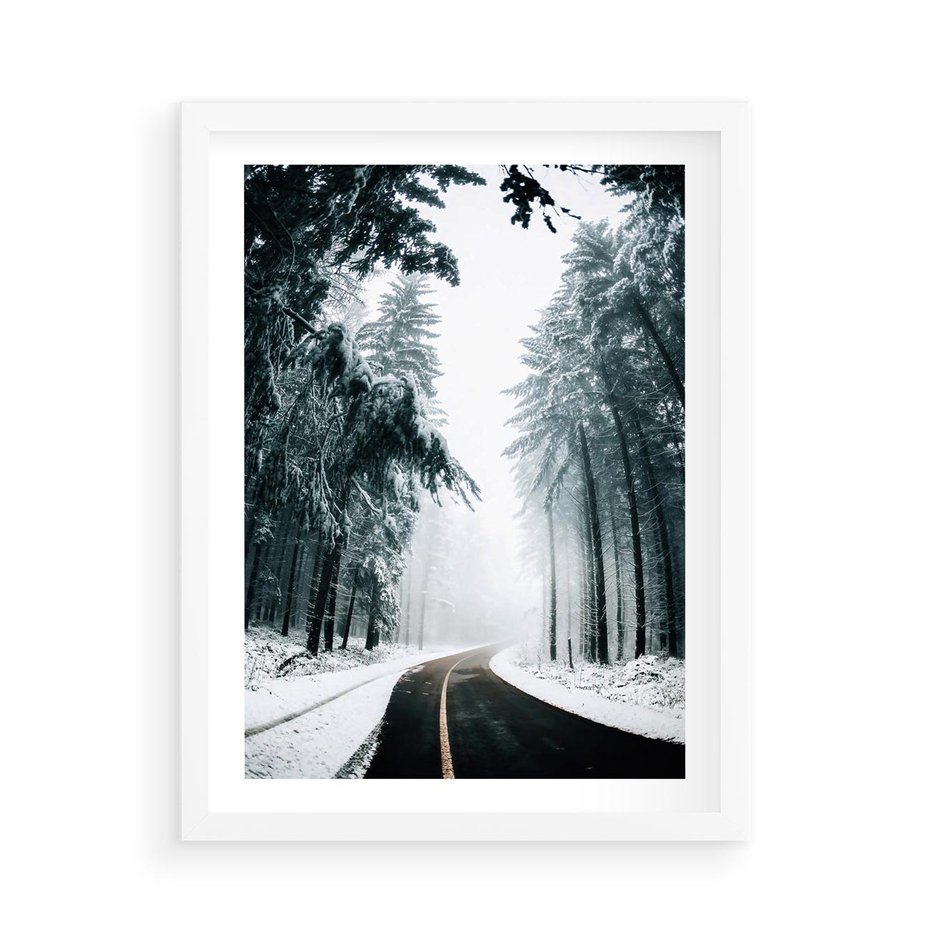 Plakat w ramie 50x70 - Droga przez Zimowy Las - drzewa, śnieg - rama biała